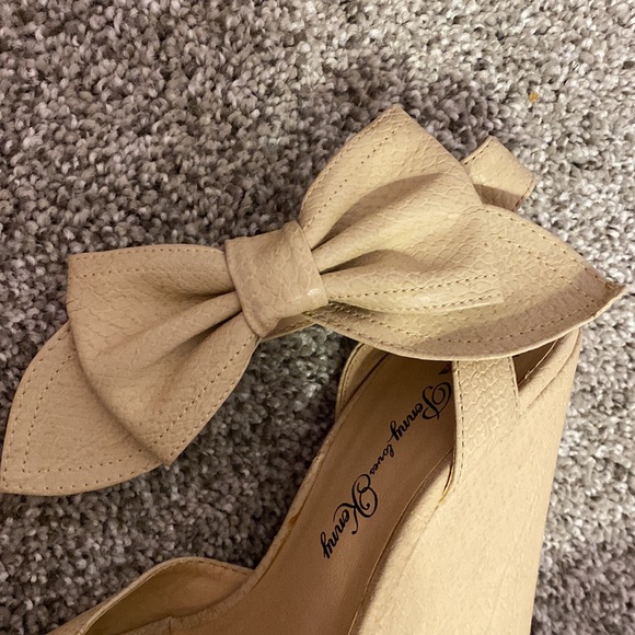 Tan wedges with bow detail - Picture 4 of 4